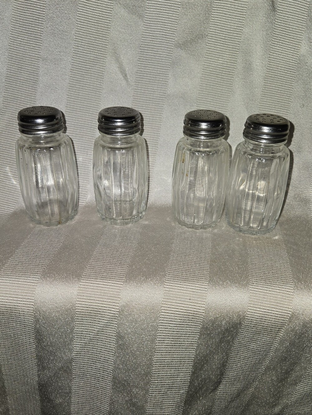 Made In Italy Clear Glass Salt and Pepper Shaker Set w Silver Lids - Pack of 4